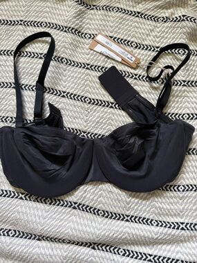 SKIMS Black Underwire Bra with Adjustable Straps
